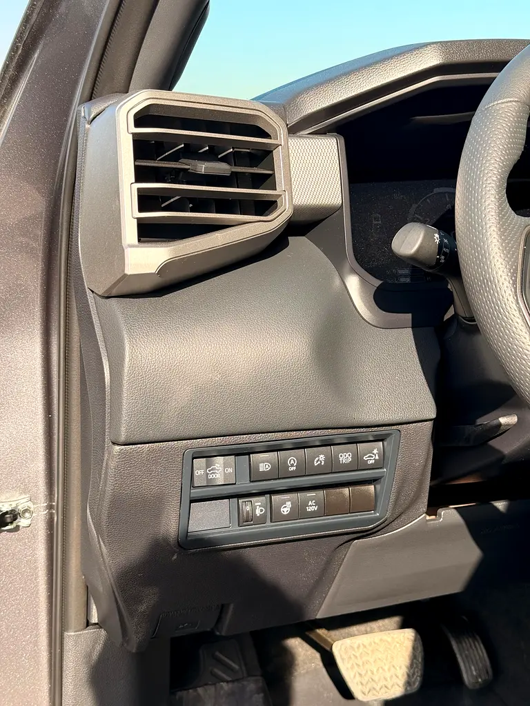Toyota Tundra Crewmax 2025 -  Limited -4X4 -  EXCELLENT CONDITION  - With Panoramic Roof - Image 11