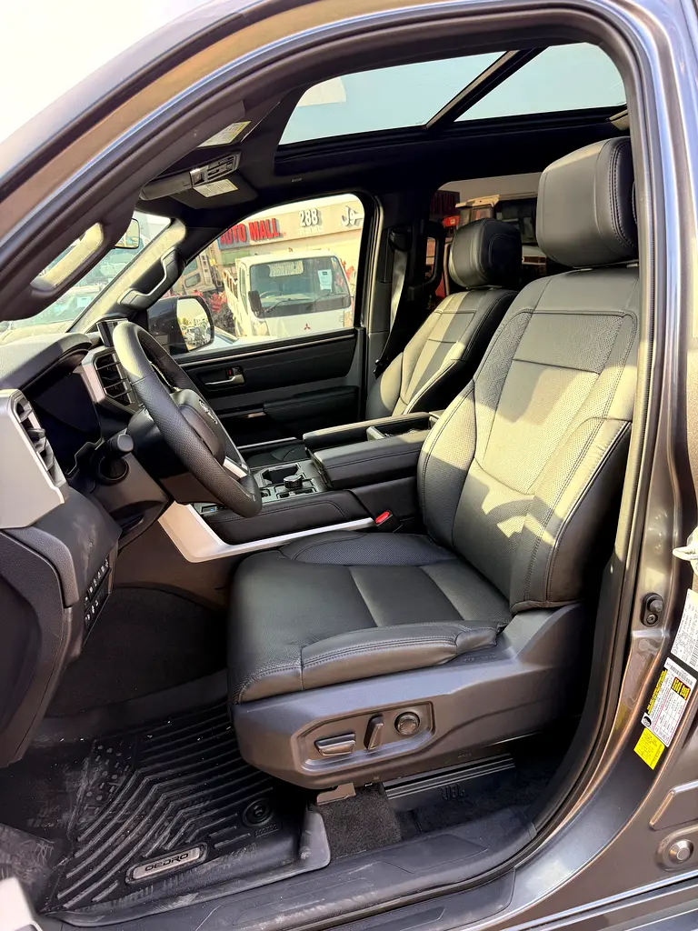 Toyota Tundra Crewmax 2025 -  Limited -4X4 -  EXCELLENT CONDITION  - With Panoramic Roof - Image 5