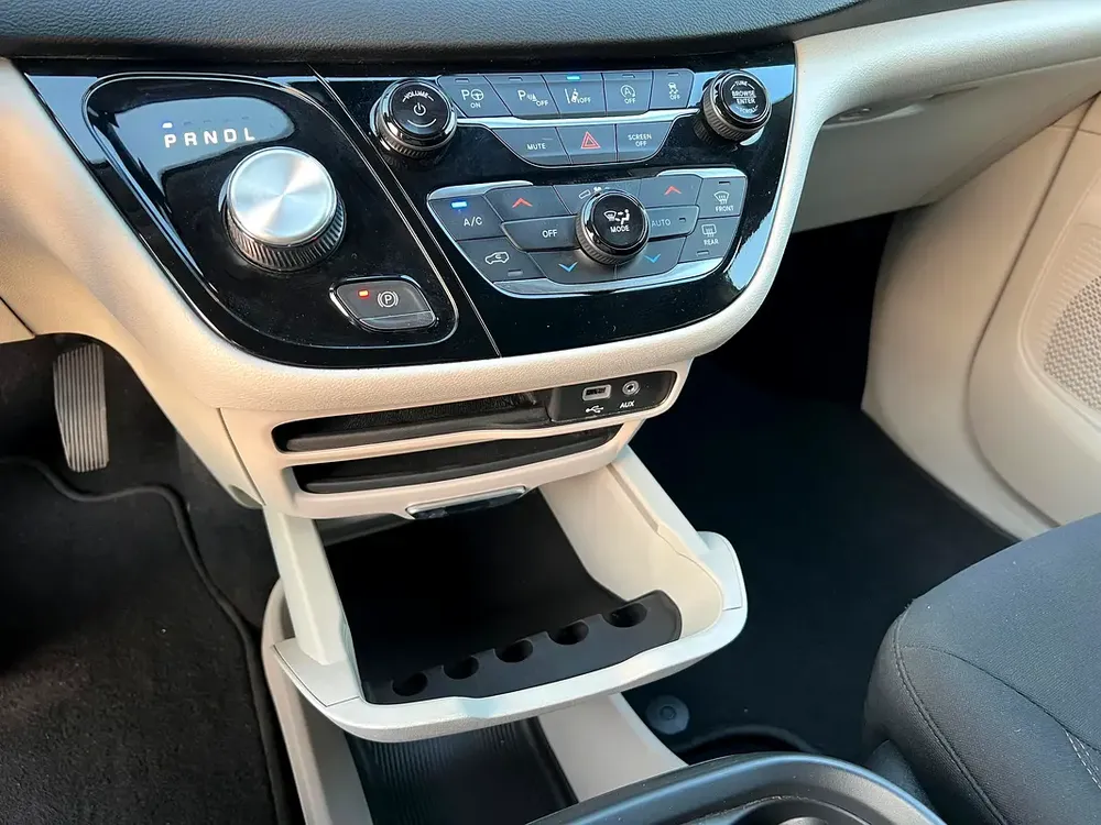 2020 Chrysler Pacifica - American Specs - GCC Ready - Image 17