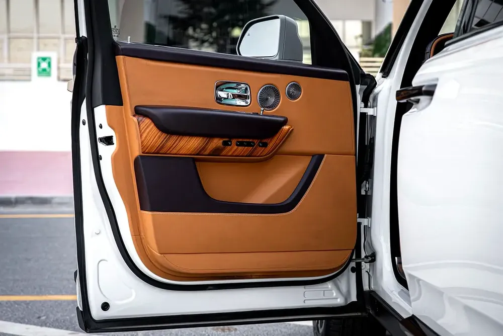 GCC | Rolls Royce Cullinan 2020 | New Facelift | Full Service History | 2025 Look | BB - Image 8