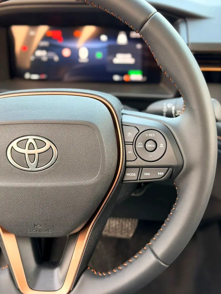 2025 Toyota Front lander Luxury - Image 11