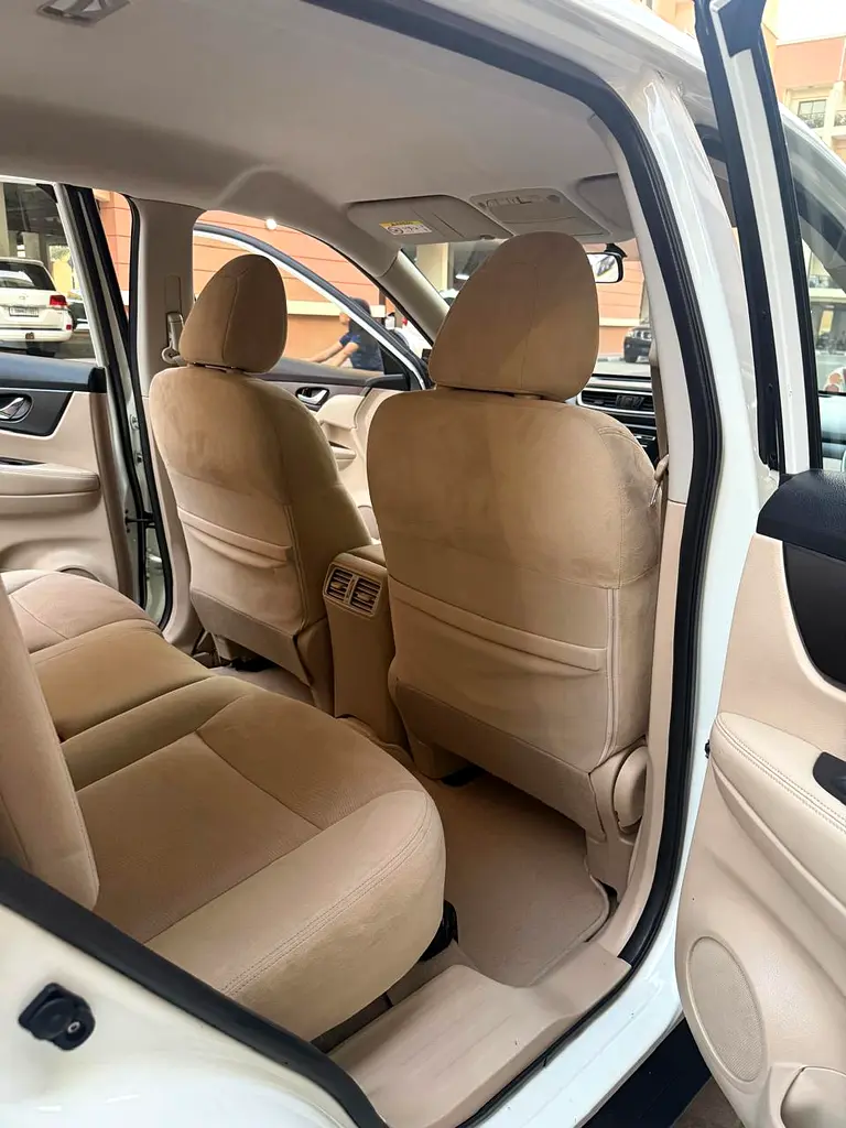 NISSAN XTRAIL 2016 MED OPTION GCC CAR - Image 10