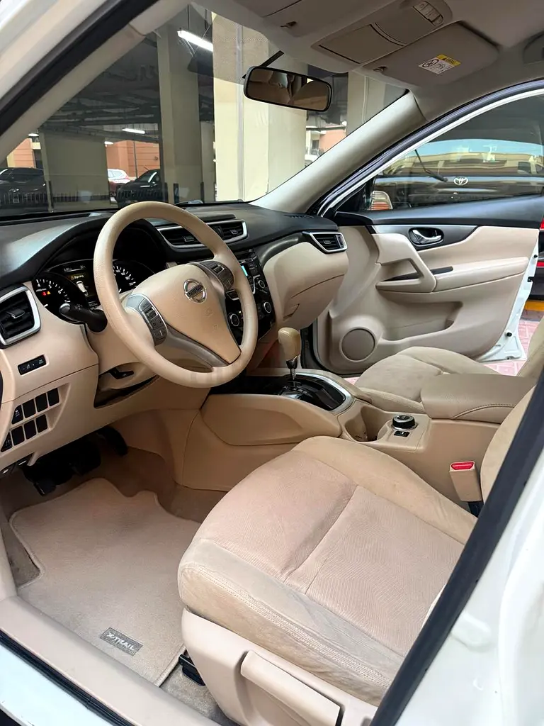 NISSAN XTRAIL 2016 MED OPTION GCC CAR - Image 8