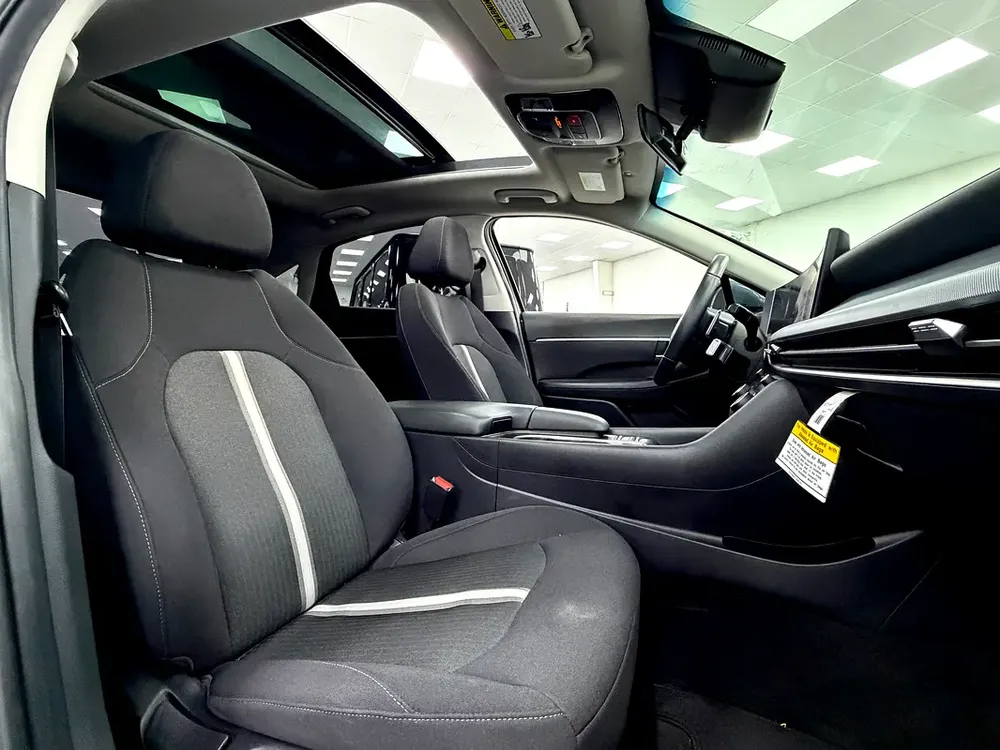 2024 Hyundai Sonata SEL Premium under warranty - Image 8