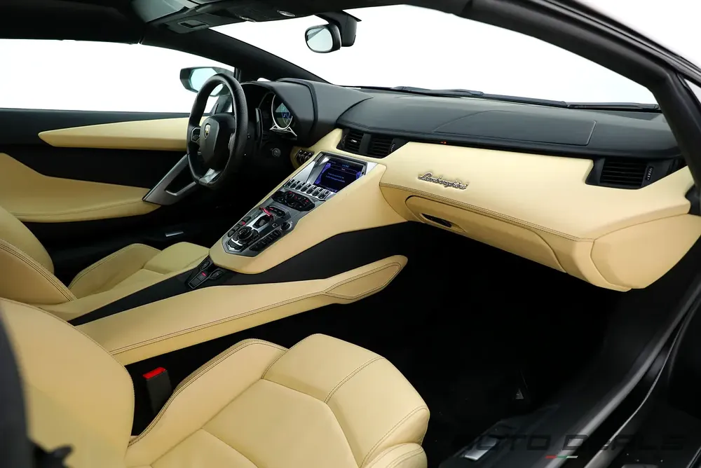 2014 Lamborghini Aventador LP 700-4 Roadster | GCC | Low Mileage | Iconic V12 | Fully Loaded - Image 13