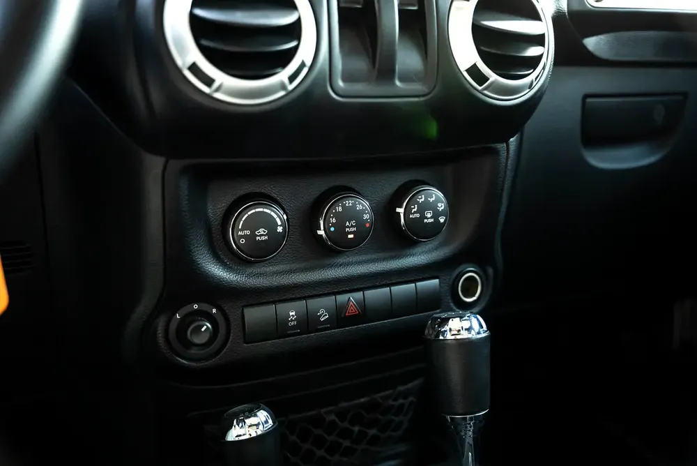 Jeep Wrangler Sahara 3.6L V6 2016 GCC Low Mileage Partial Service History - Image 12