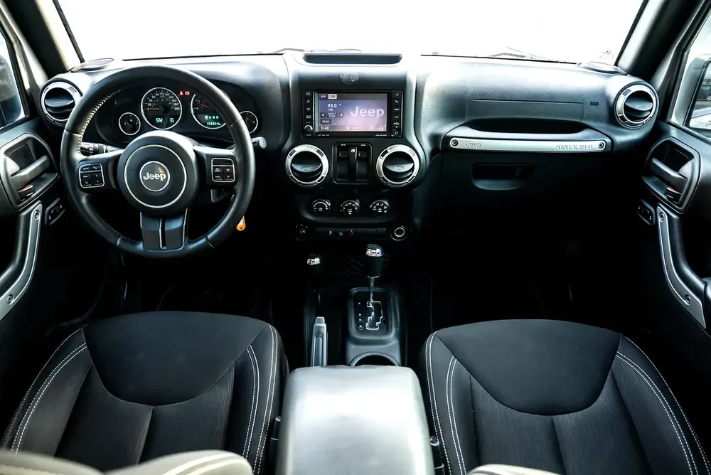 Jeep Wrangler Sahara 3.6L V6 2016 GCC Low Mileage Partial Service History - Image 16
