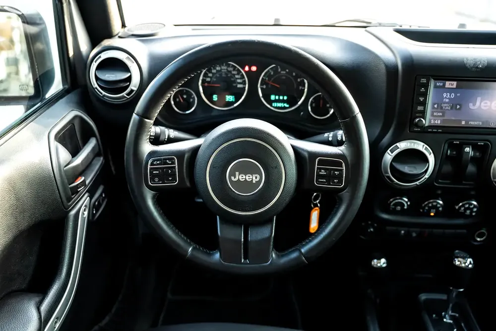 Jeep Wrangler Sahara 3.6L V6 2016 GCC Low Mileage Partial Service History - Image 17
