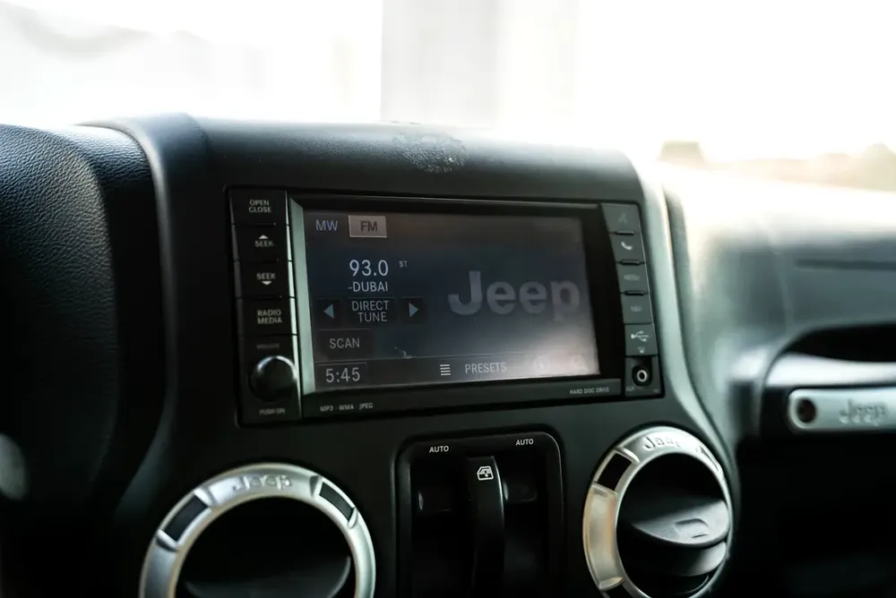 Jeep Wrangler Sahara 3.6L V6 2016 GCC Low Mileage Partial Service History - Image 9