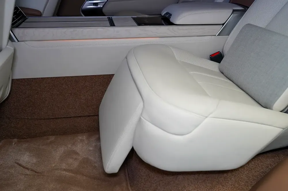 LONG WHEELBASE | REAR ENTERTAINMENT | LEG REST | SIDE STEP | WARRANTY + SERVICE MAY 2028 - Image 10
