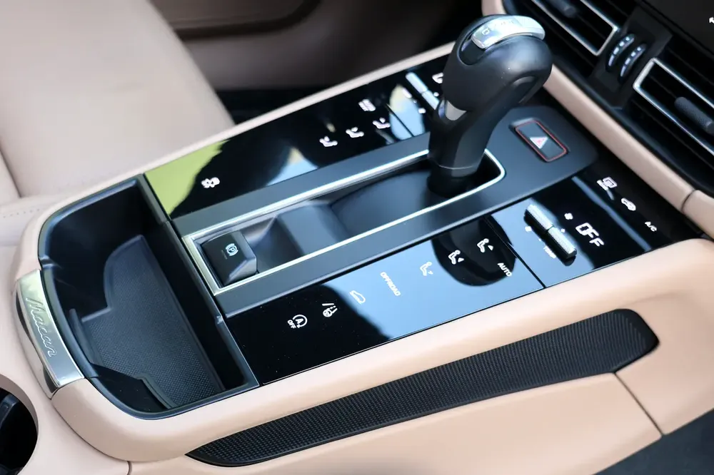 2024 Porsche Macan-46000KM - GCC Specs -UNDER WARRANTY  SERVICE- Brand New - Image 14