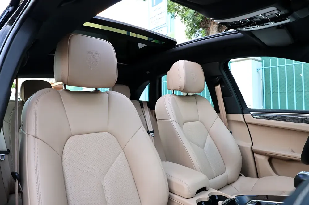 2024 Porsche Macan-46000KM - GCC Specs -UNDER WARRANTY  SERVICE- Brand New - Image 18