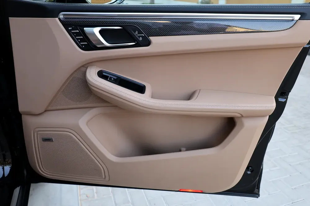 2024 Porsche Macan-46000KM - GCC Specs -UNDER WARRANTY  SERVICE- Brand New - Image 19