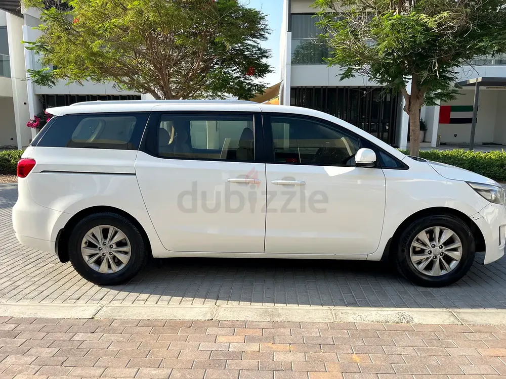 Kia Carnival 2018 Base | GCC Specs | Well Maintained Family Van - Image 6