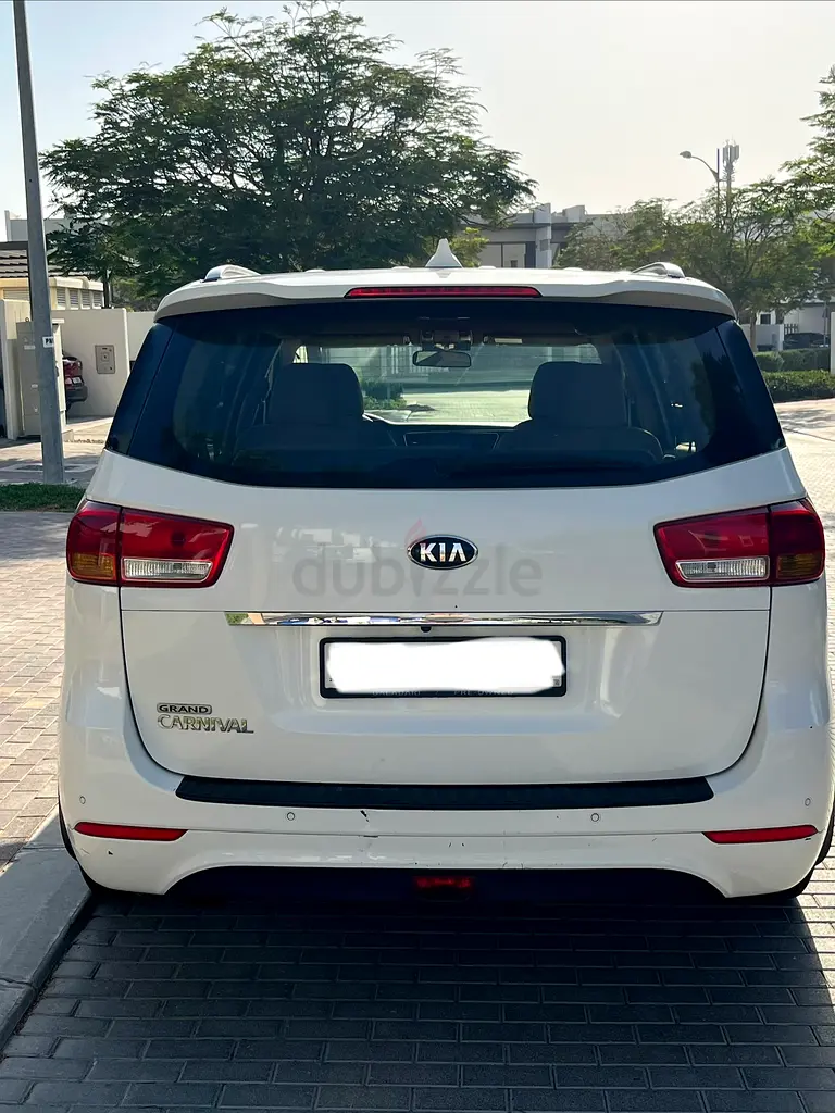 Kia Carnival 2018 Base | GCC Specs | Well Maintained Family Van - Image 8