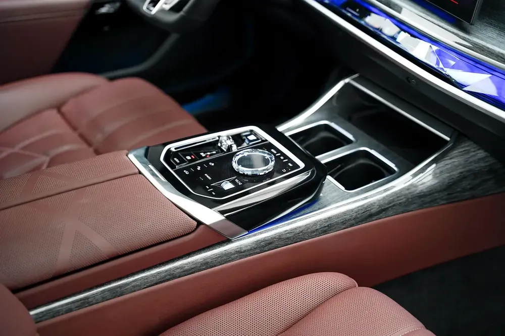 2024 BMW 740I WITH 5 WARRANTY AND SERVICE CONTRACT FROM AGMC - Image 15