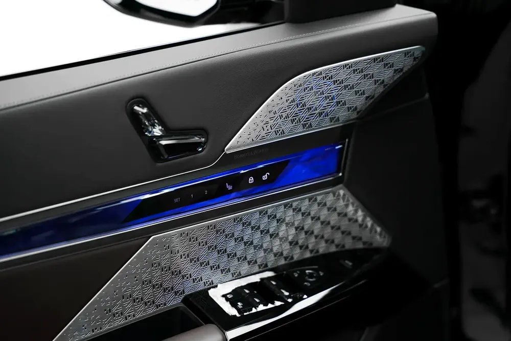 2024 BMW 740I WITH 5 WARRANTY AND SERVICE CONTRACT FROM AGMC - Image 18