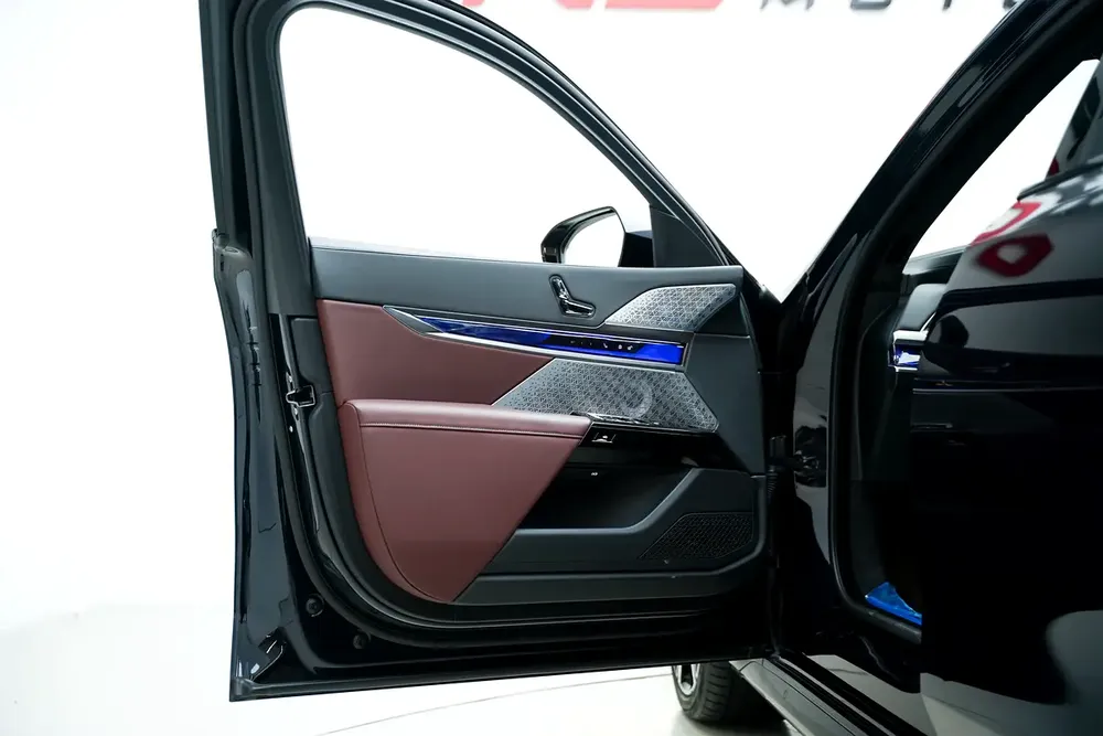 2024 BMW 740I WITH 5 WARRANTY AND SERVICE CONTRACT FROM AGMC - Image 19