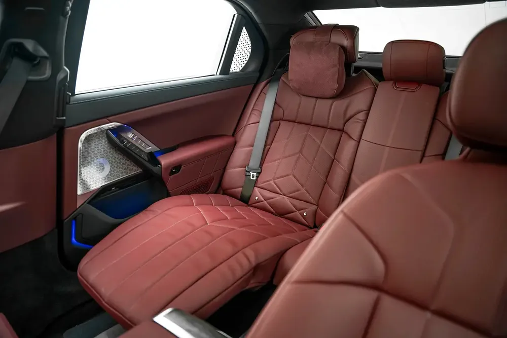 2024 BMW 740I WITH 5 WARRANTY AND SERVICE CONTRACT FROM AGMC - Image 6