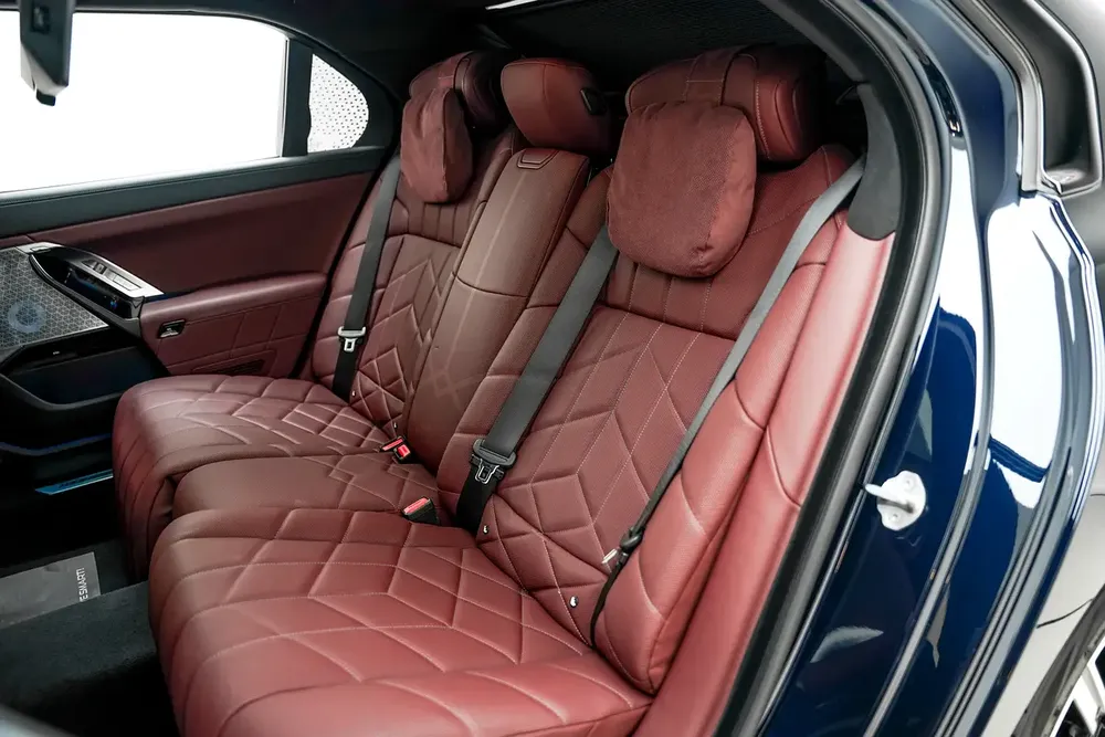 2024 BMW 740I WITH 5 WARRANTY AND SERVICE CONTRACT FROM AGMC - Image 7
