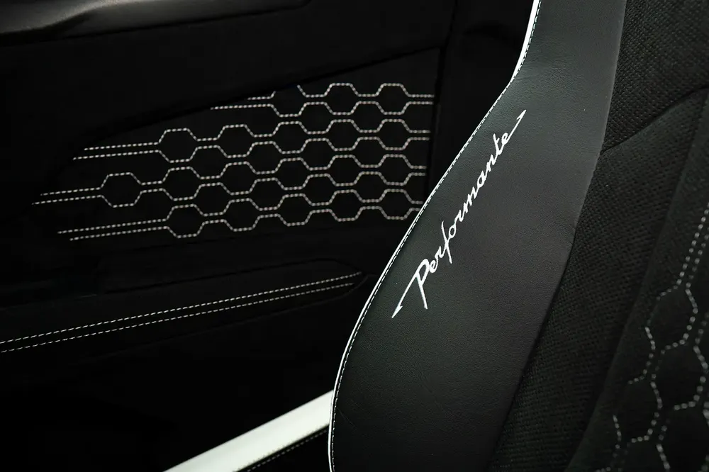 URUS PERFORMANTE  | TWO TONE INTERIOR ALCANTARA SEATS | CARBON INT/EXT | MASSAGE SEAT - Image 13