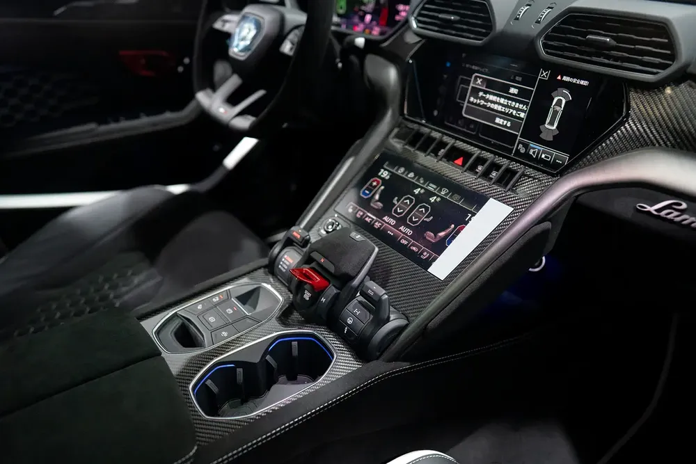 URUS PERFORMANTE  | TWO TONE INTERIOR ALCANTARA SEATS | CARBON INT/EXT | MASSAGE SEAT - Image 15