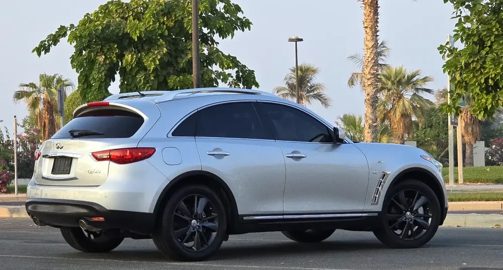 Like New Top Of The Range Infiniti QX70 Sport Luxury Plus GCC Specs Low Mileage Full Service History - Image 9