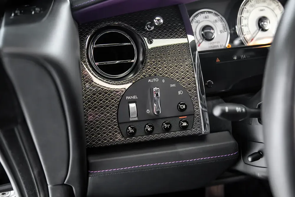 WARRANTY JULY 2025 | BLACK BADGE | LOW MILEAGE | 4 BUTTONS | STARLIGHT | PURPLE INTERIOR - Image 10