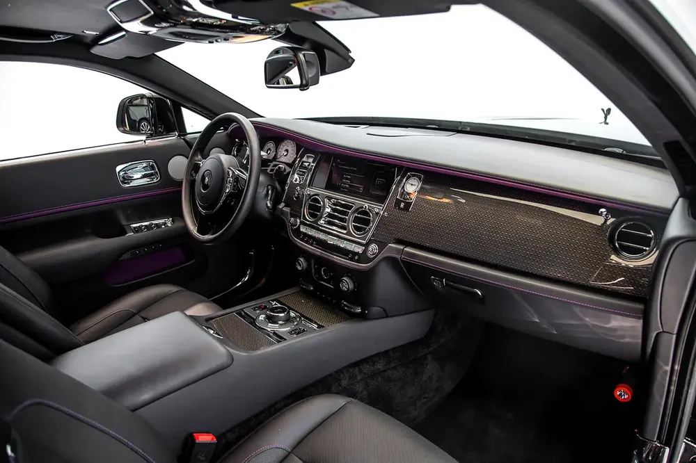 WARRANTY JULY 2025 | BLACK BADGE | LOW MILEAGE | 4 BUTTONS | STARLIGHT | PURPLE INTERIOR - Image 11