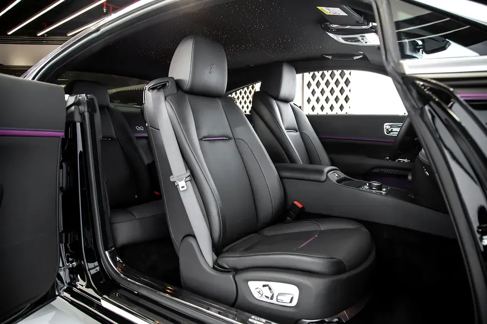 WARRANTY JULY 2025 | BLACK BADGE | LOW MILEAGE | 4 BUTTONS | STARLIGHT | PURPLE INTERIOR - Image 12