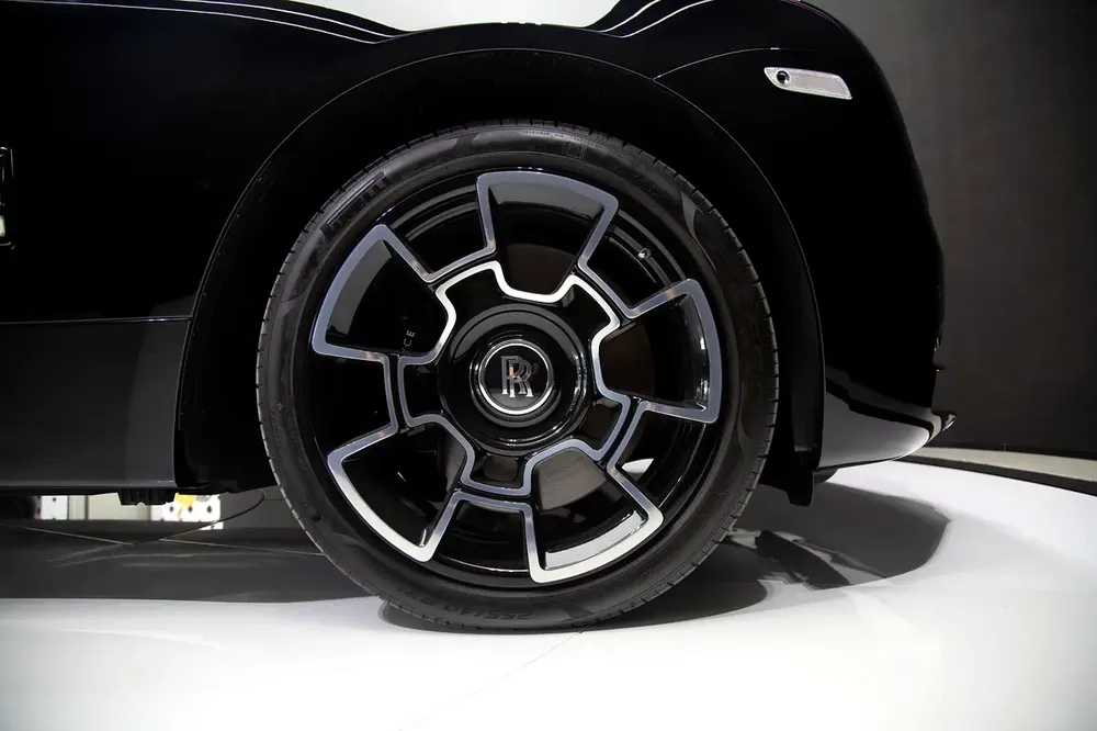 WARRANTY JULY 2025 | BLACK BADGE | LOW MILEAGE | 4 BUTTONS | STARLIGHT | PURPLE INTERIOR - Image 16