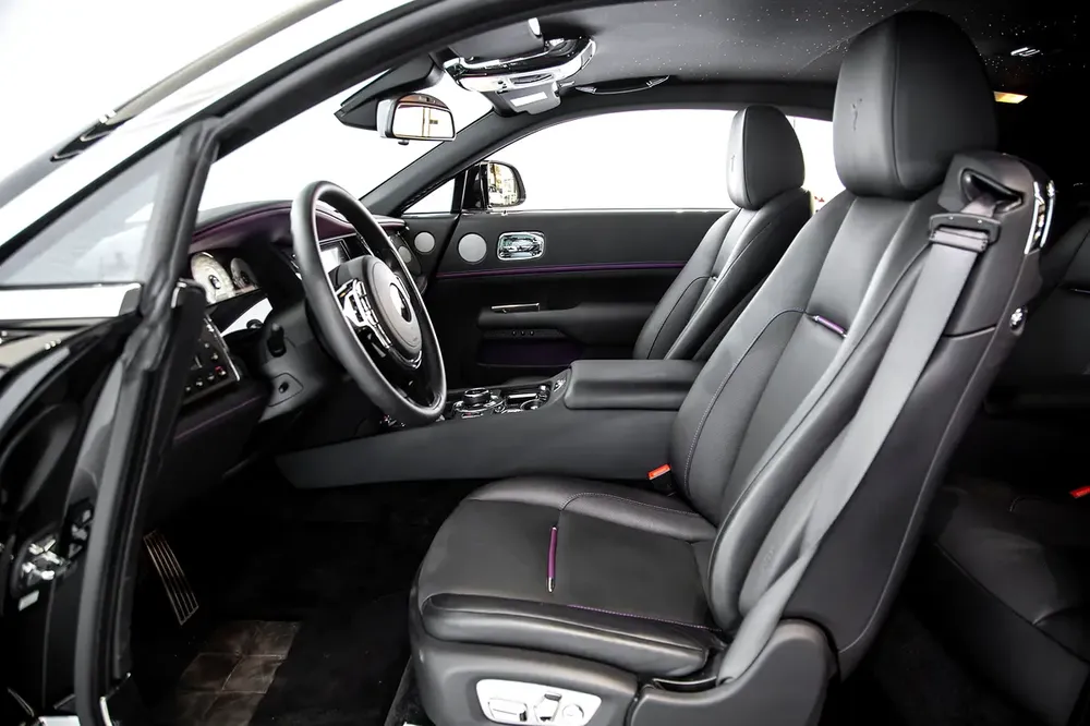 WARRANTY JULY 2025 | BLACK BADGE | LOW MILEAGE | 4 BUTTONS | STARLIGHT | PURPLE INTERIOR - Image 6