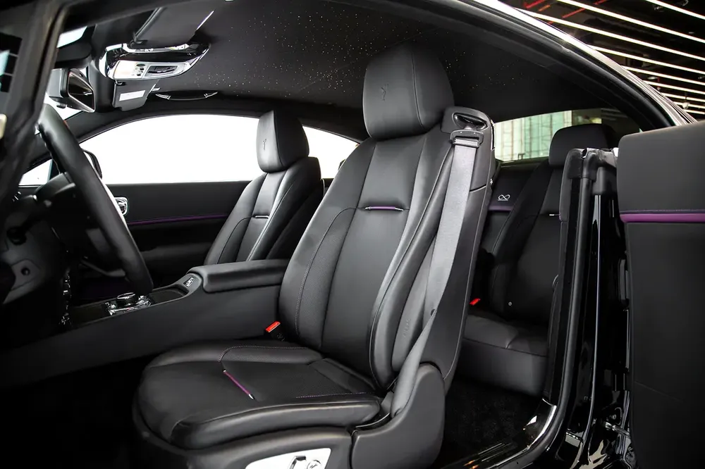 WARRANTY JULY 2025 | BLACK BADGE | LOW MILEAGE | 4 BUTTONS | STARLIGHT | PURPLE INTERIOR - Image 7
