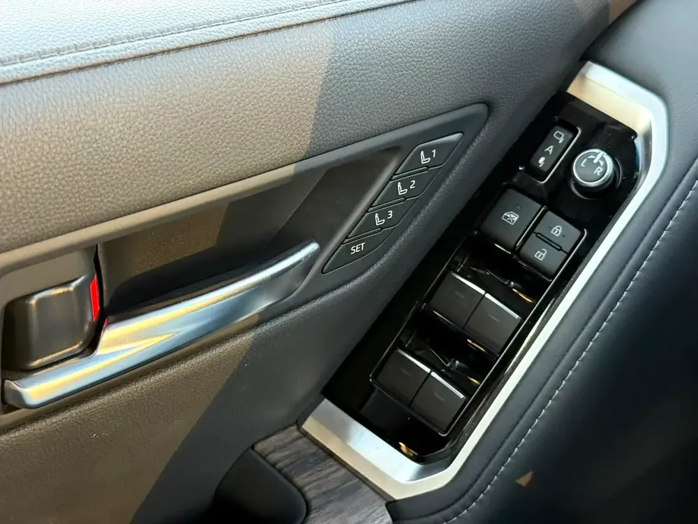 Toyota Land Cruiser 2023 VX GCC Specs JBL - Image 15