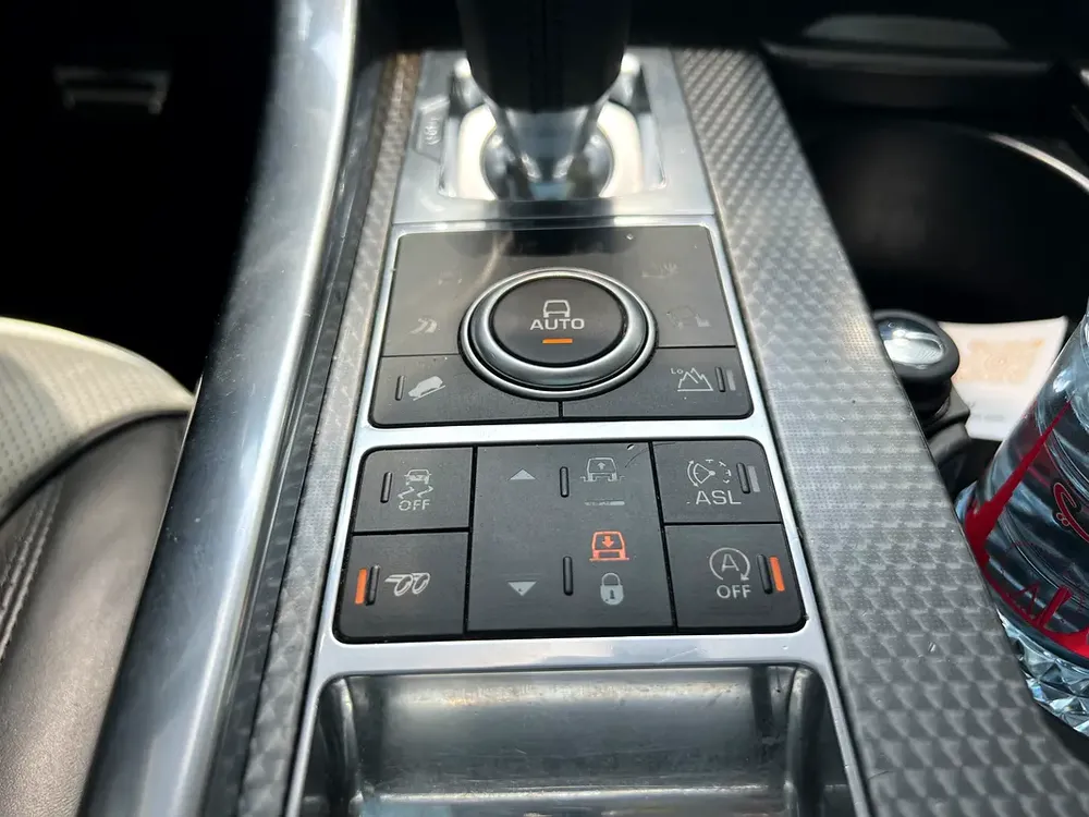Land Rover Range Rover Sport SVR 2016 - Canadian Specs - Image 12