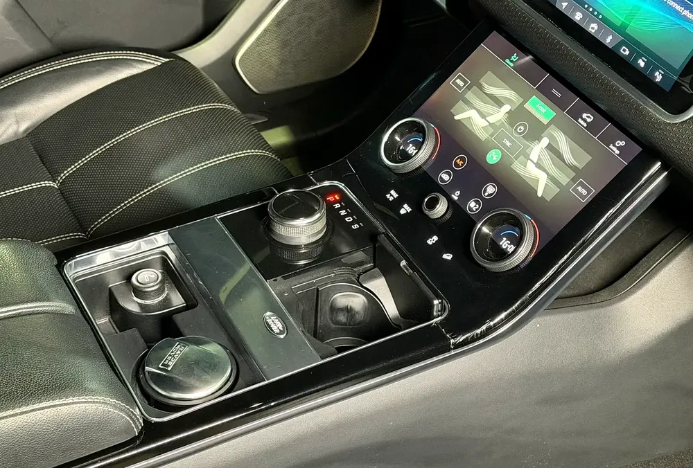 RANGE ROVER VELAR P250 SE R DINAMIC 2020 GCC FHS - Image 9