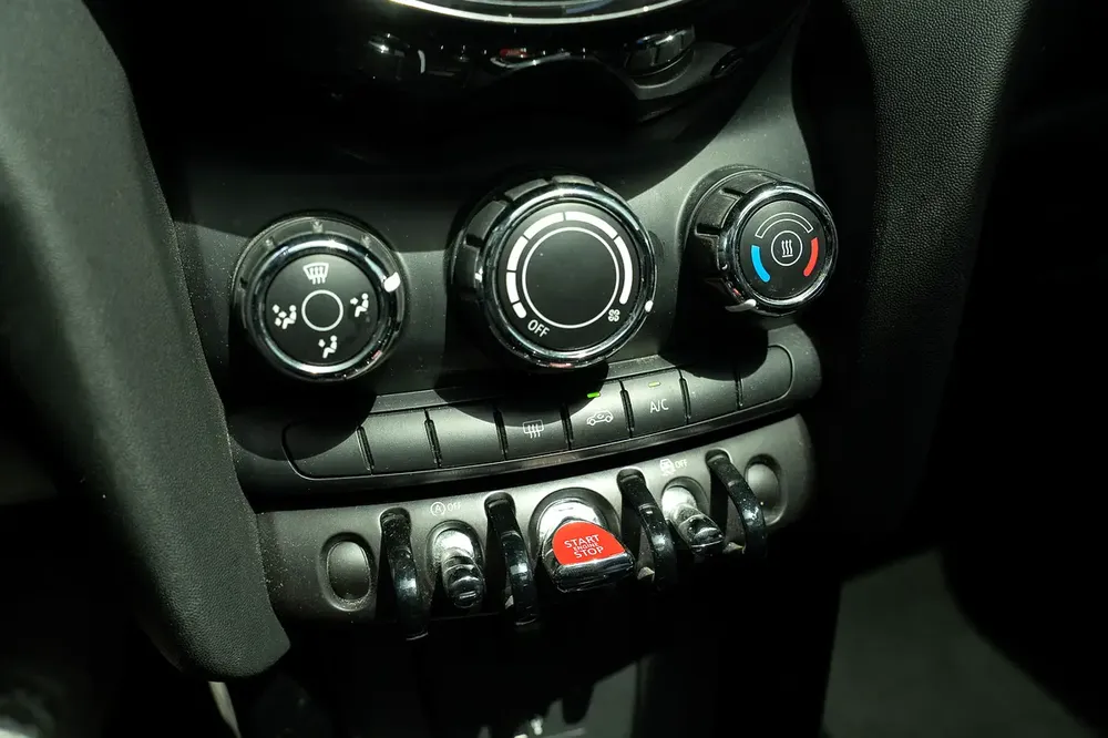 MINI COOPER GCC SPECS 2020 /60,000 KM / ORIGINAL PAINT - Image 16