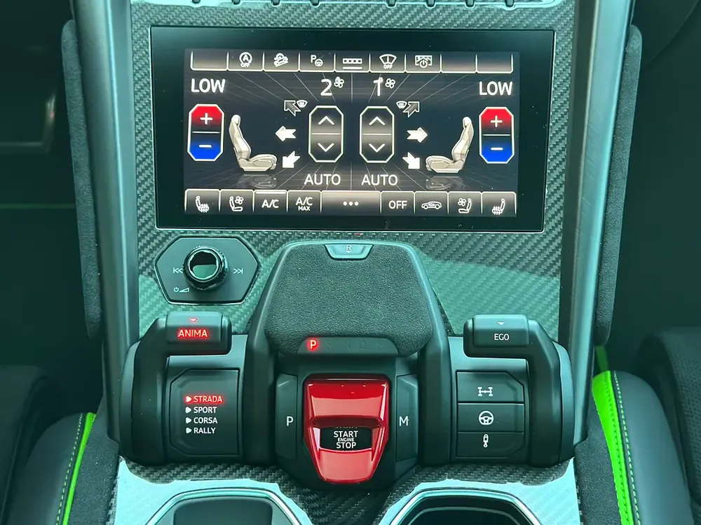 URUS PERFORMANTE | TWO TONE INT | FULL CARBON INT/EXT | MASSAGE SEATS | CLEAN TITLE | 2024 - Image 13