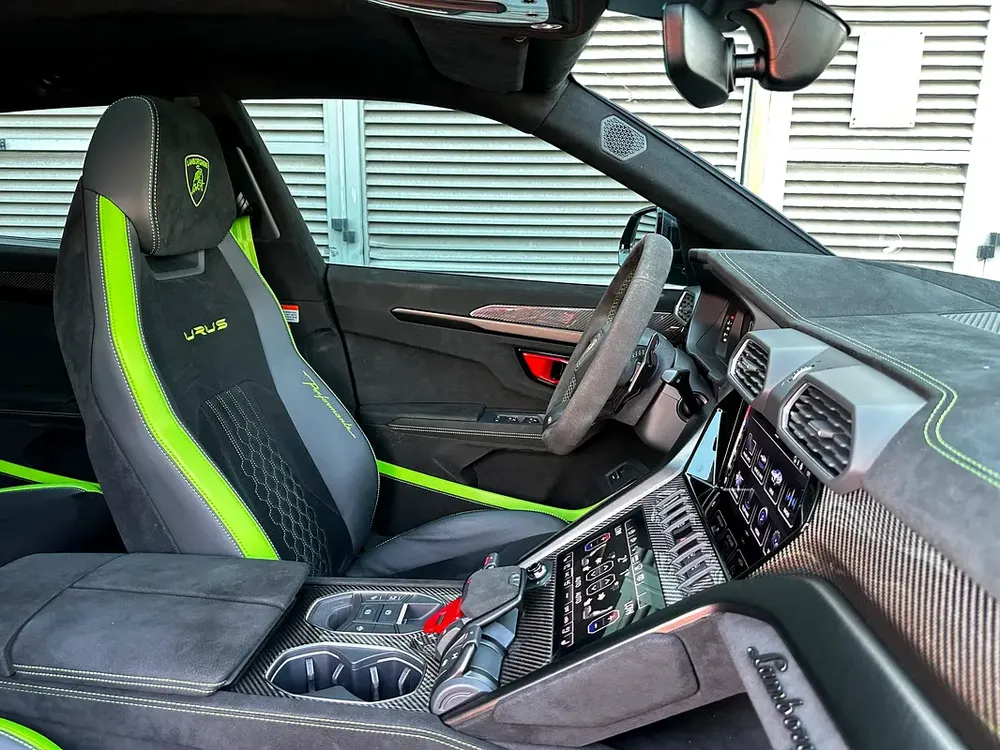 URUS PERFORMANTE | TWO TONE INT | FULL CARBON INT/EXT | MASSAGE SEATS | CLEAN TITLE | 2024 - Image 5
