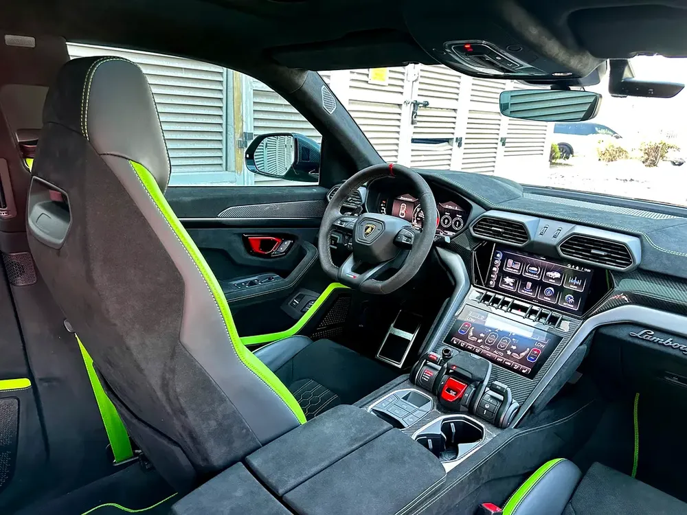 URUS PERFORMANTE | TWO TONE INT | FULL CARBON INT/EXT | MASSAGE SEATS | CLEAN TITLE | 2024 - Image 6