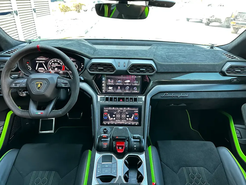 URUS PERFORMANTE | TWO TONE INT | FULL CARBON INT/EXT | MASSAGE SEATS | CLEAN TITLE | 2024 - Image 9