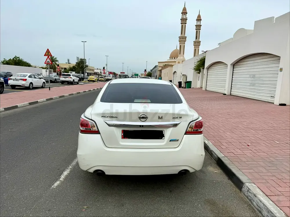 Gorgeous Nissan Altima in Excellent Condition - Image 4