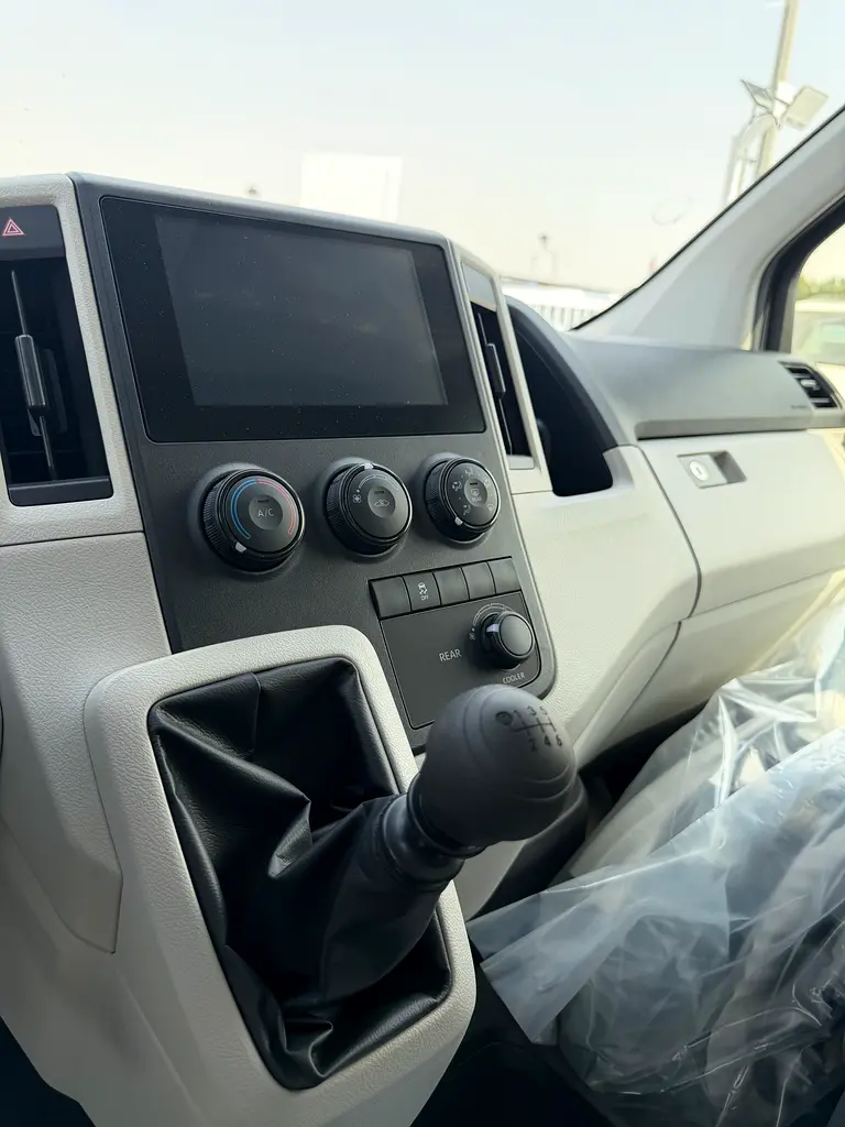 HIACE 2.8 diesel MANUAL 13 SEAT 2026 - Image 10