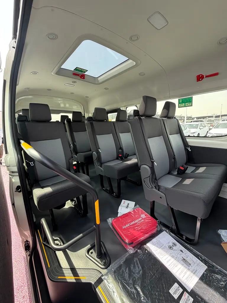 HIACE 2.8 diesel MANUAL 13 SEAT 2026 - Image 11