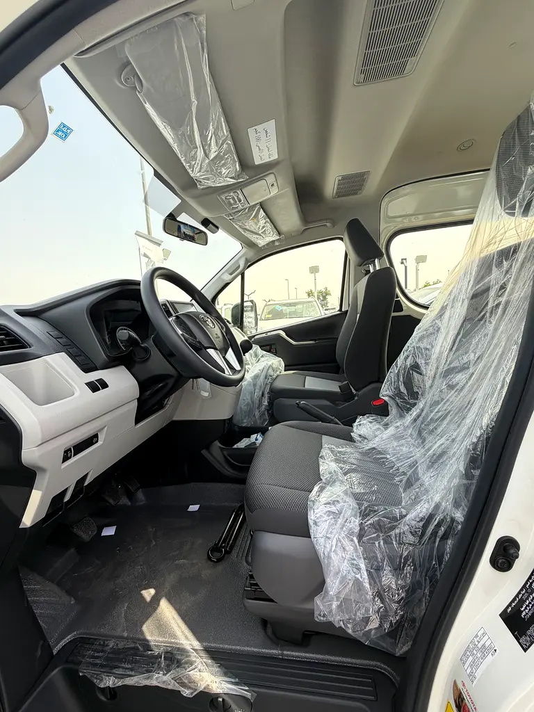 HIACE 2.8 diesel MANUAL 13 SEAT 2026 - Image 13