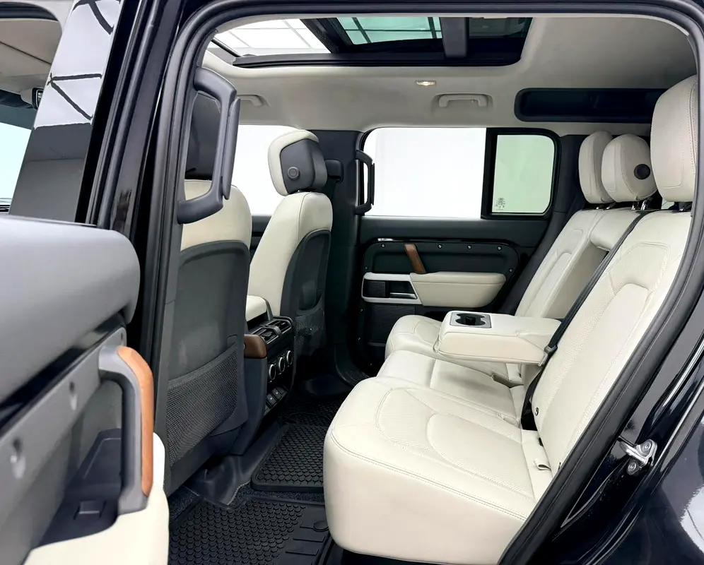 2024 Land Rover Defender 110 HSE P400, 2028 LR Warranty, 2029 LR Service Pack, Fully Loaded, GCC - Image 17