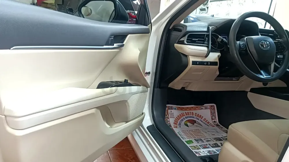 2019 Toyota Camry GCC Well Maintained 2 keys with records - Image 4