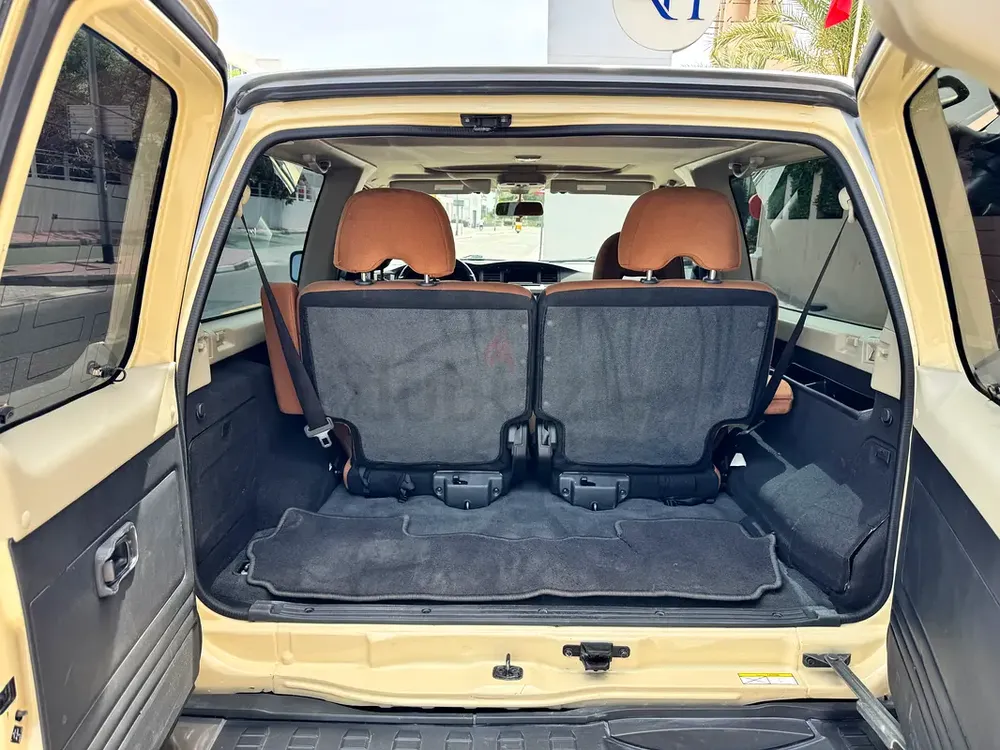 Nissan Patrol Safari Super Safari 2023 GCC Specs. Read description please - Image 10