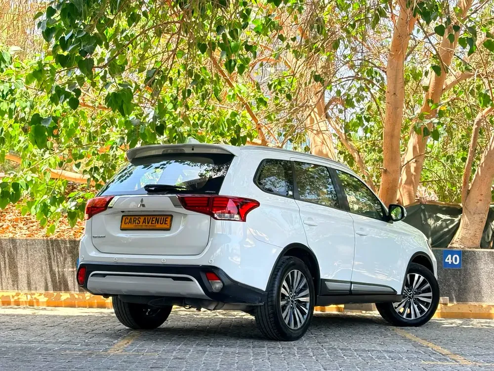 GCC Specs | 4WD | 7-Seater | AED 615 monthly ONLY - Image 4