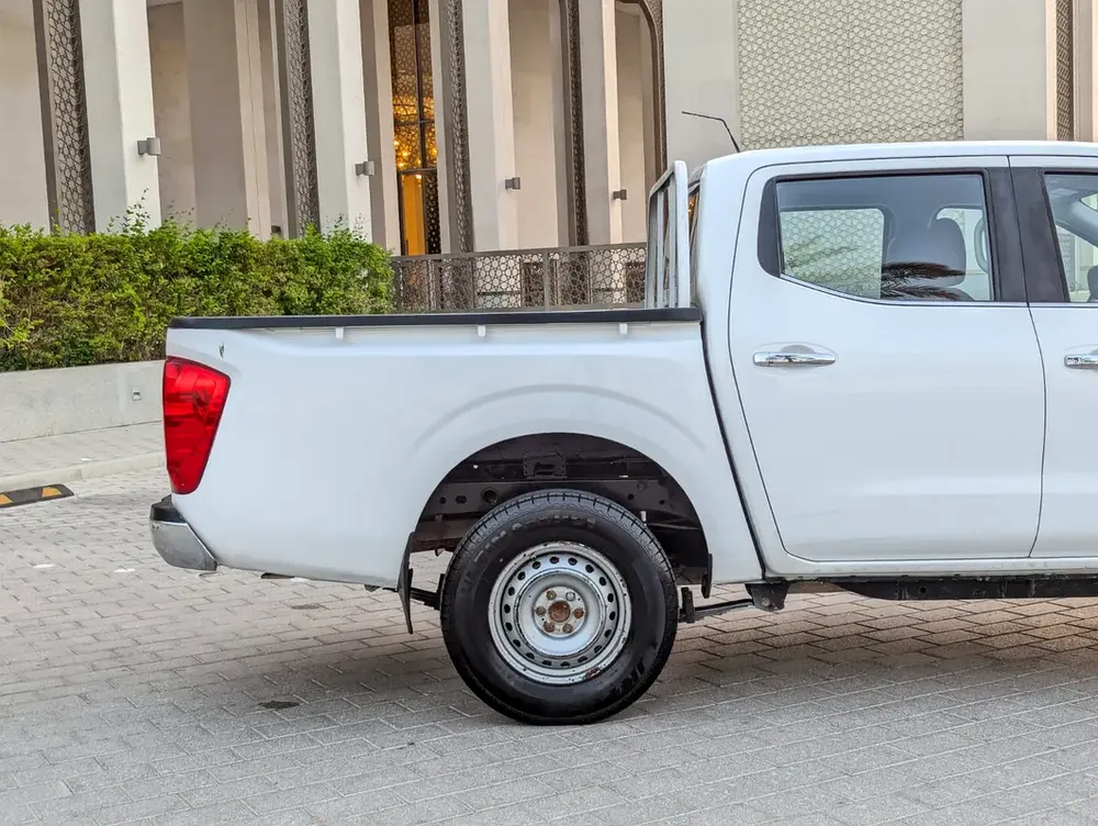 NISSAN NAVARA 2022 GCC 4X4 V4 2.5L AUTOMATIC LOW MILEAGE IN EXCELLENT CONDITION - Image 12